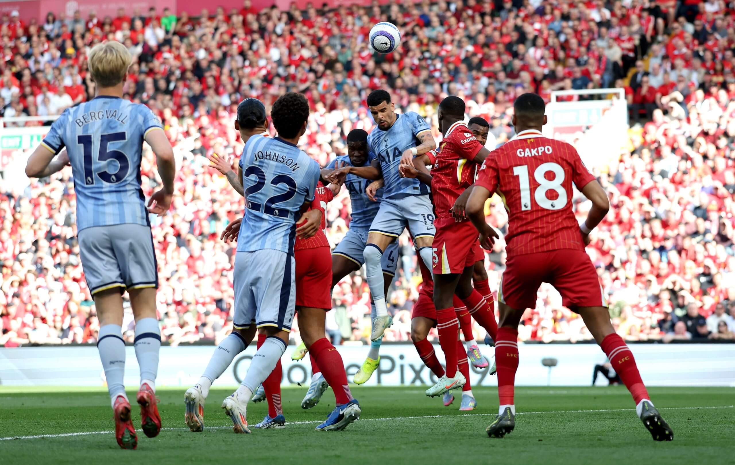 Liverpool đăng quang tại Anfield